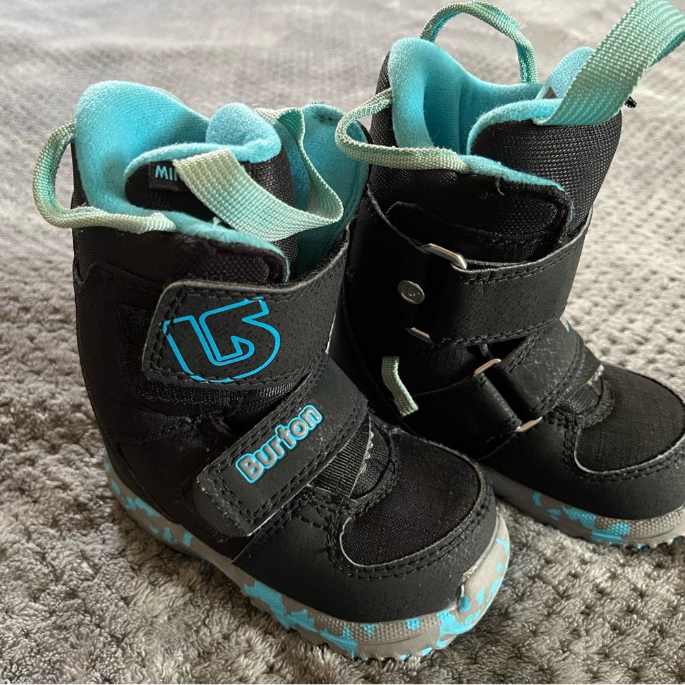 Burton mini grom snowboard boots kid’s size 8c